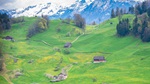 Landschaft mit Bauernhäusern und Bergen